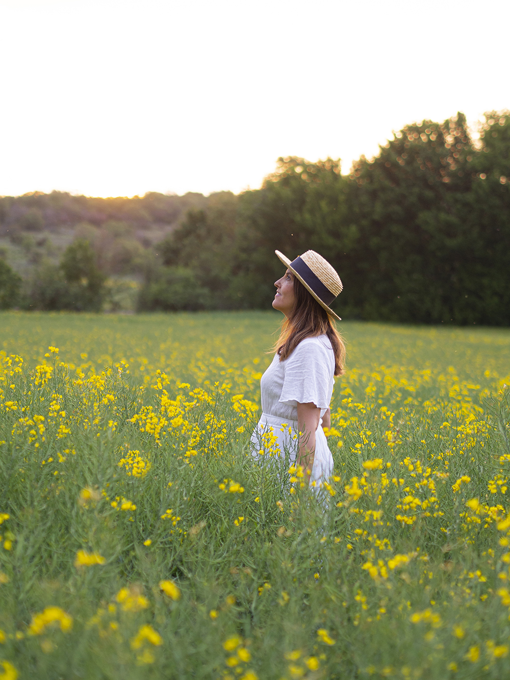 Una mesa campestre entre campos de colza para celebrar el amor_28